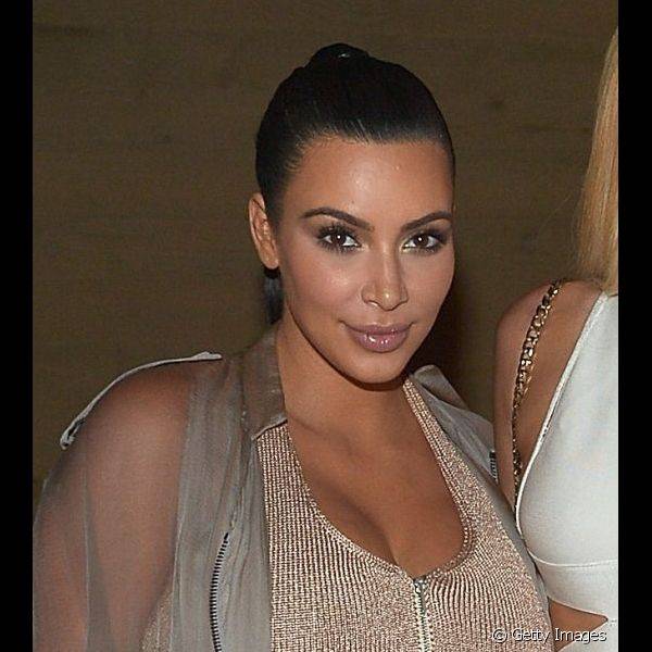 Kim Kardashian escolheu um tom de p?ssego para esta make, combinado com o bronzer no c?ncavo do rosto